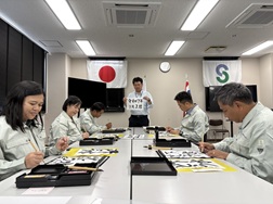 水質実験の様子　説明する職員と参加者１０名