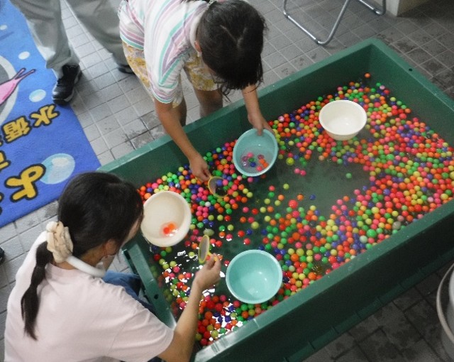 お楽しみコーナーでスーパーボールすくいをする子供たち
