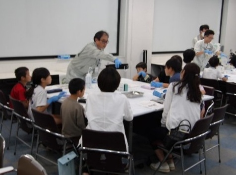 下水道の仕組みについて説明する職員３名と参加者