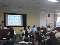 下水道の仕組みについて説明する職員と参加者１２名