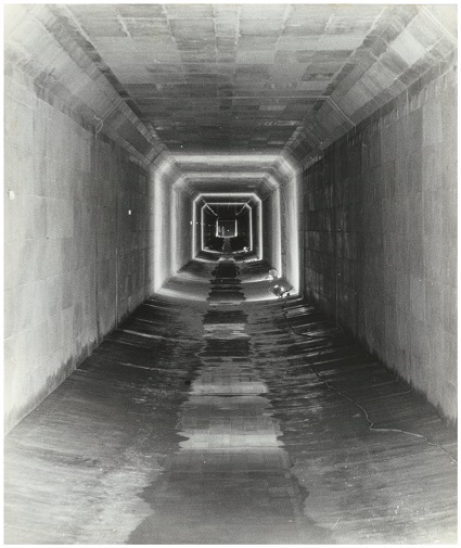 下水道管（管渠）鴨川幹線　昭和40年代前半の写真　下水道管内部