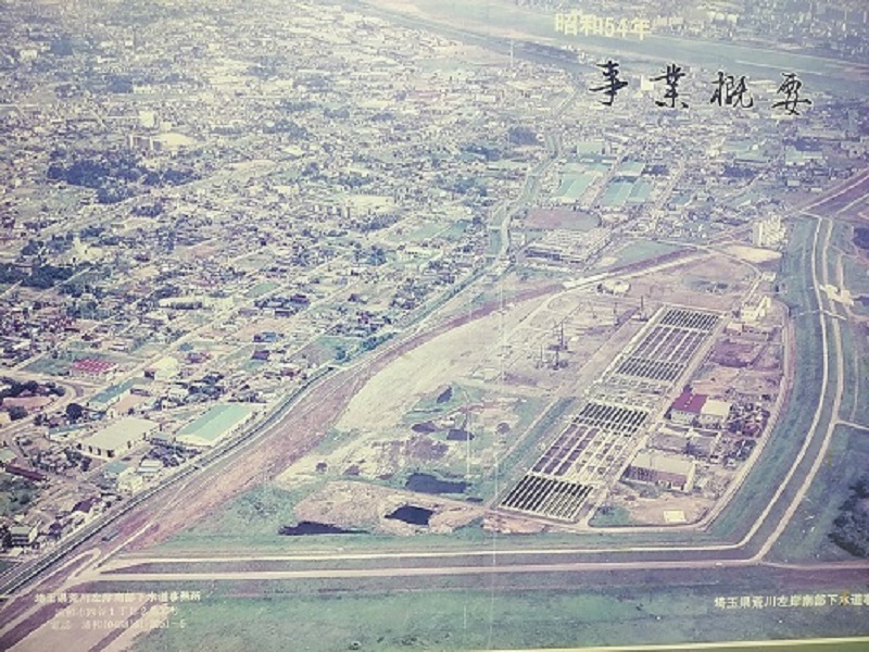 昭和54年の荒川水循環センターの航空写真　水処理池は１系列（奥）と２系列（手前）が完成、まだ昔の堤防が場内に残っています。処理場の北側上空から撮影。