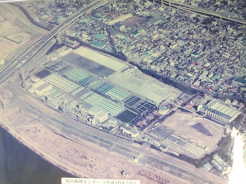平成16年の航空写真　水処理池は右上隅の７系列（更地）以外の１～６及び８系列が完成。東京外郭環状道路と首都高速道路が姿を現しています。処理場の西側上空から撮影。