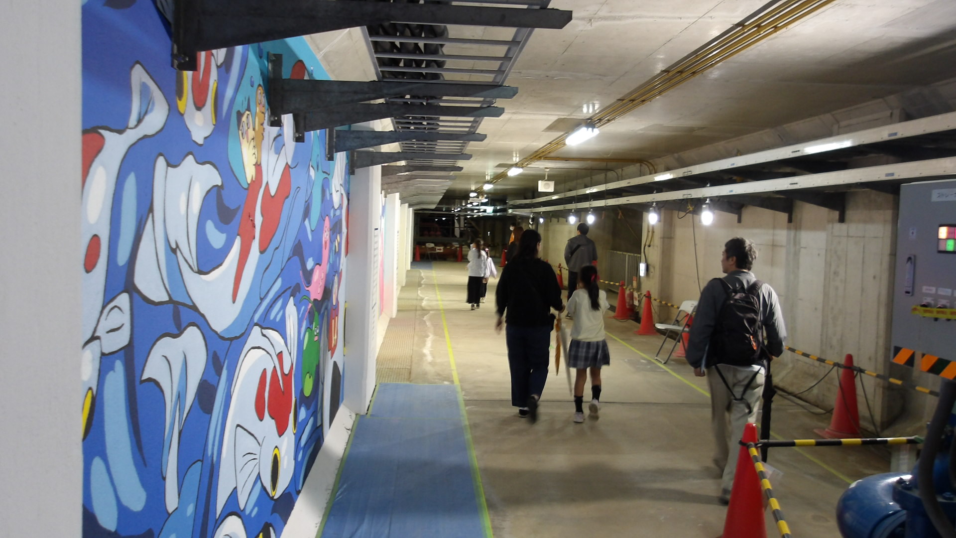 水質実験参加の親子３名と説明する２名