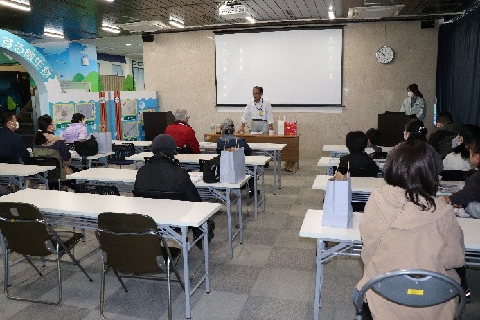 施設概要説明　モニターで説明