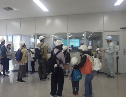 施設内の壁画を見学する参加者親子